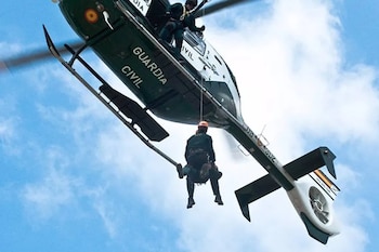 Helicóptero y agente de Guardia Civil, en una imagen de archivo. (Europa Press)