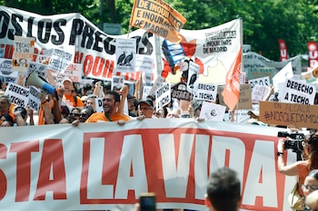 Miles de personas se manifiestan este domingo en Madrid para protestar por el encarecimiento de los alquileres y la dificultad de acceso a una vivienda en propiedad. (EFE/ J.J. Guillén)