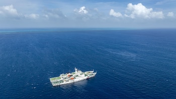 Un buque filipino y una embarcación de la Guardia Costera china chocan en mar de China Meridional