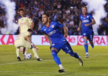 Uriel Antuna (7) festeja tras