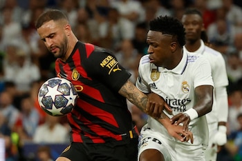 Kyle Walker lucha con Vinicius