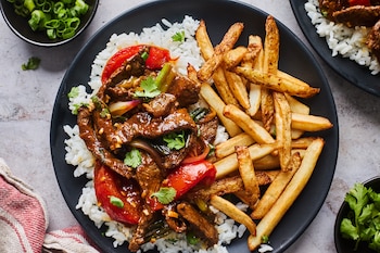 El lomo saltado combina técnicas de la cocina asiática con ingredientes peruanos y se caracteriza por prepararse rápidamente a fuego intenso.