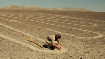 La mujer que encontró enormes jeroglíficos en el desierto y les dedicó toda su vida hasta descubrir su increíble significado: “Es lo opuesto a Indiana Jones”