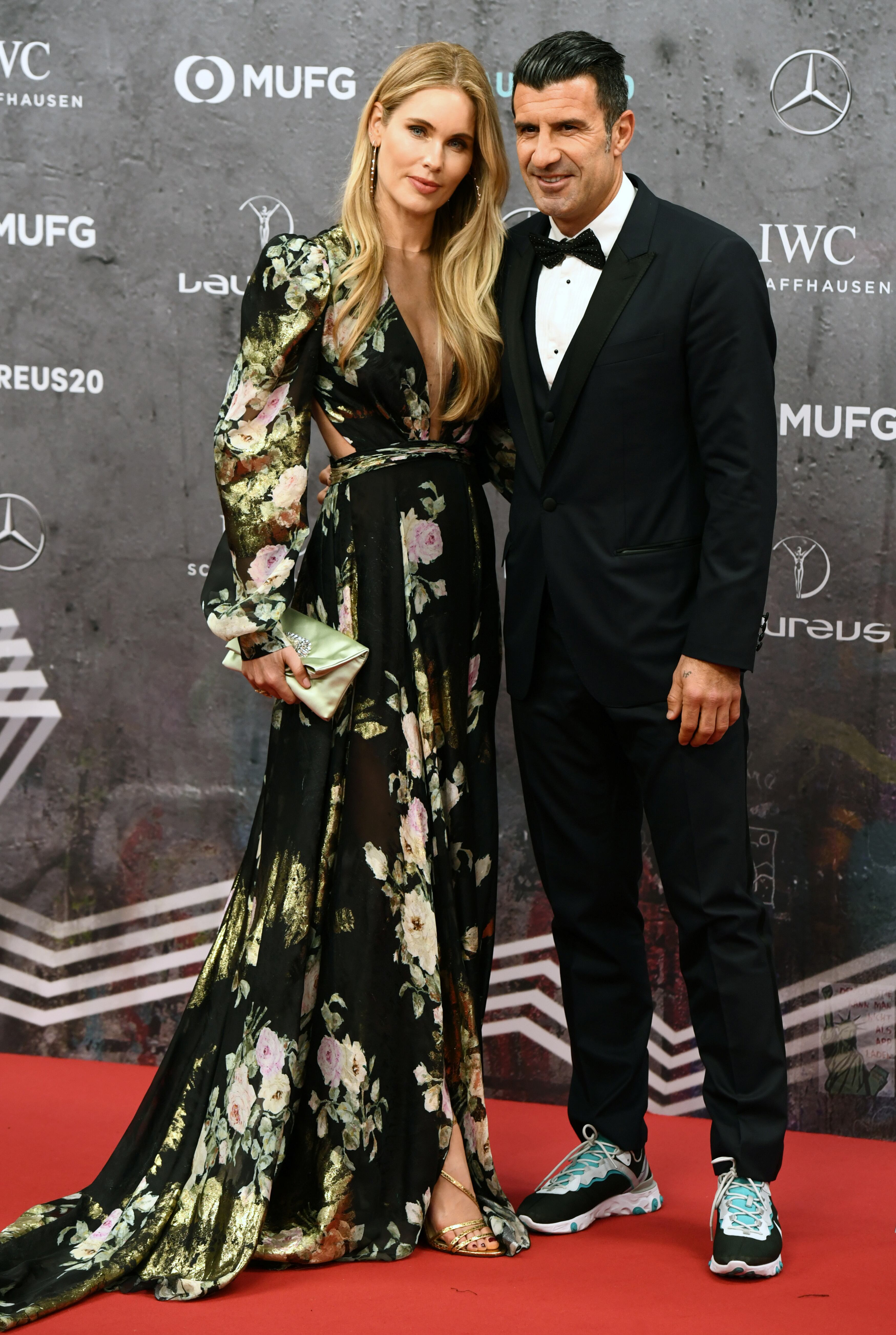 El exfutbolista Luís Figo, acompañado por su esposa Helene Svedin, posa a su llegada a la ceremonia de los Laureus World Sports Awards 2020 en Berlín, Alemania, el 17 de febrero de 2020. (REUTERS/Annegret Hilse).