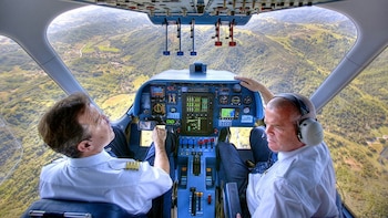 Pilotos y auxiliares de vuelo tienen más riesgo de muerte por cáncer relacionado con radiación que otros profesionales