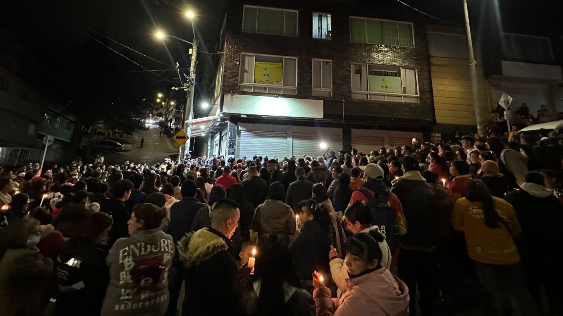 La comunidad pidió justicia y oró por la recuperación de los menores que permanecen hospitalizados tras el trágico atropello ocurrido en el sur de Bogotá. - crédito X