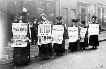 Algunas de las sufragistas reclamando