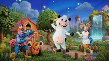 El espectáculo desarrolla su narrativa en la mágica Granja Las Nubes, donde La Vaca Lola inicia un recorrido acompañado de sus amigos.