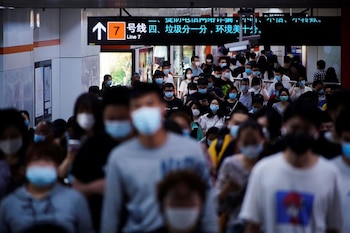 Cientos de personas trasnitan por