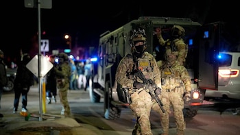 Un agente de inmigración dispara