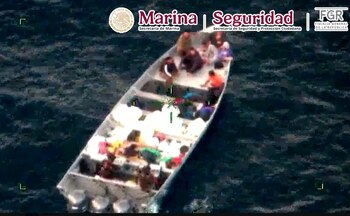 Así fueron localizados por un helicóptero en el mar. Crédito: Marina