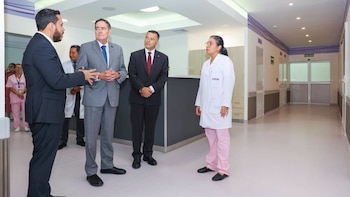 El Salvador muestra su apuesta por un parto respetuoso: el Dr. Jarbas Barbosa, la exposición “Nacer con Cariño” y el modelo centrado en madre y bebé (Foto cortesía Presidencia de El Salvador)