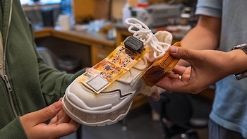 Una zapatilla con inteligencia artificial analiza la forma de caminar y se carga con cada pisada
