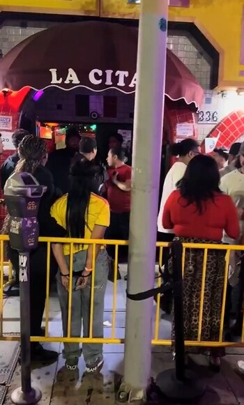 Una mujer con camiseta de Colombia fue detenida en Los Ángeles tras un presunto robo de teléfonos móviles a clientes de un bar - crédito Captura de video