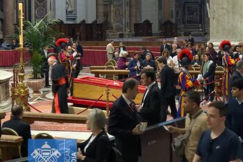 Juan Luis Cipriani reaparece ante el féretro del papa Francisco, quien lo sancionó por denuncia de abuso sexual Juan Luis Cipriani reaparece ante el féretro del papa Francisco, quien lo sancionó por denuncia de abuso sexual