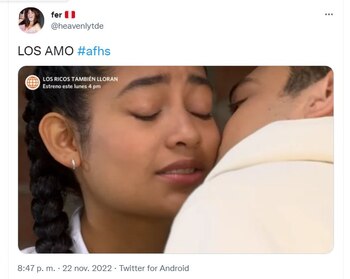 Usuarios reaccionan a beso de