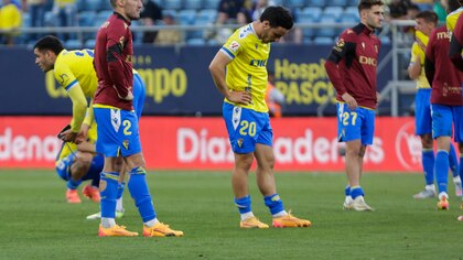 Álex Fernández, capitán del Cádiz, se enfrenta a un aficionado tras el descenso del equipo: “Un respeto”