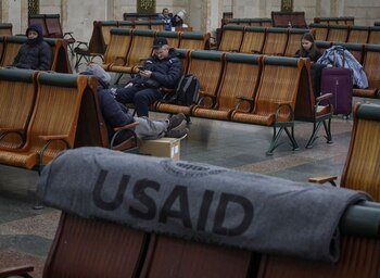 Pasajeros descansan en la sala