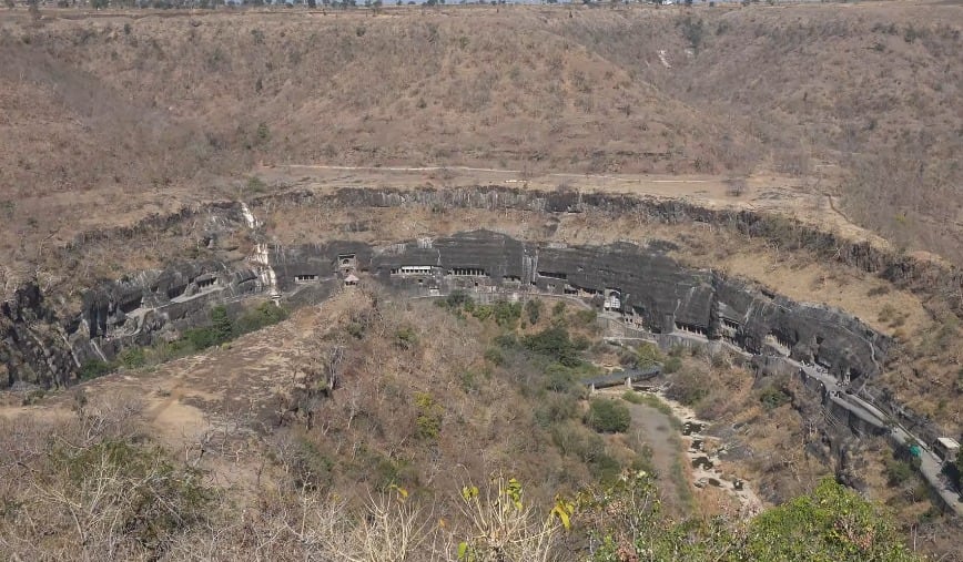 Aunque algunas entradas están a nivel del acantilado, todo el complejo se considera arquitectura rupestre excavada