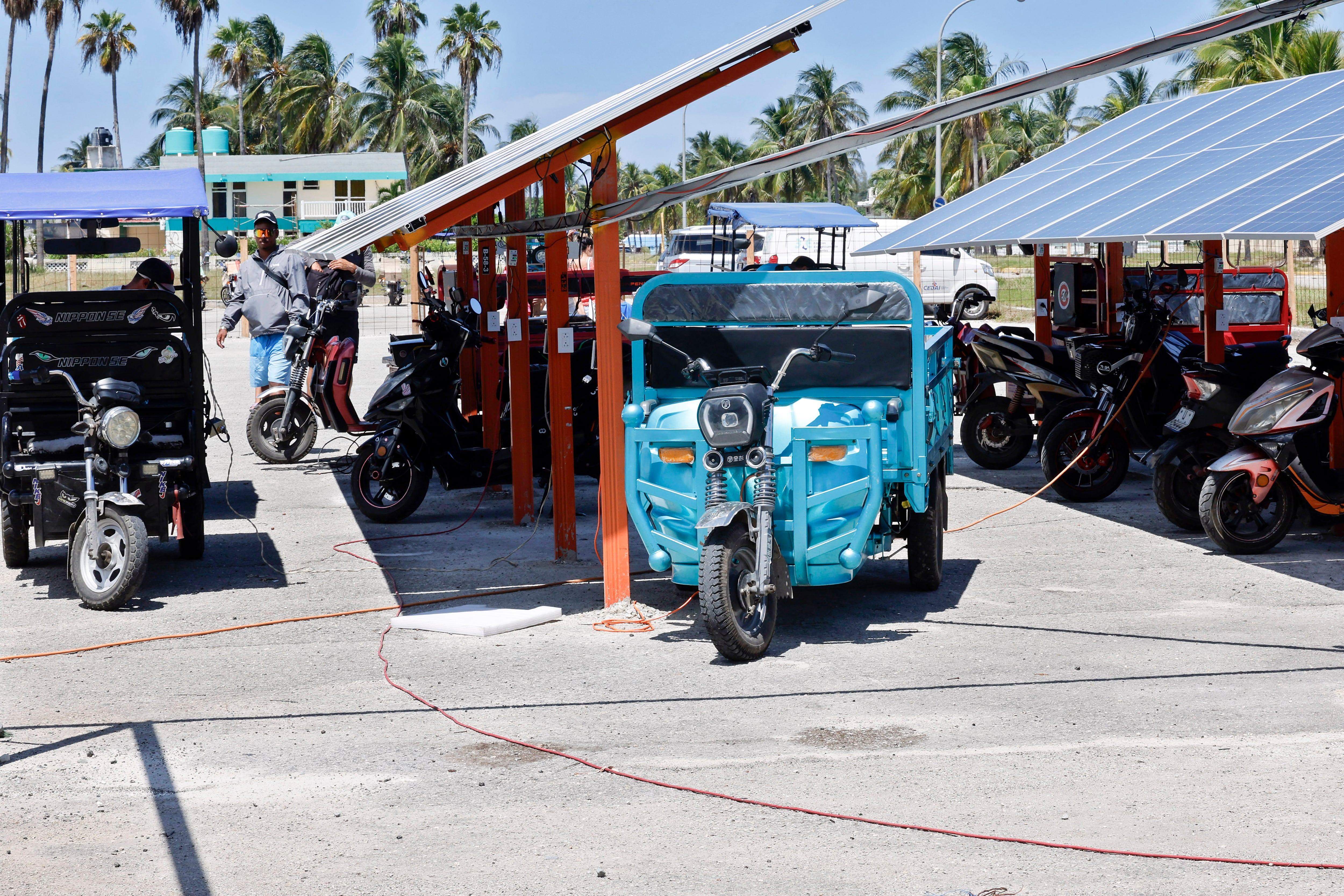 Su precio, en la estación de León puede variar, según el consumo del vehículo, entre 2 y 5 dólares para completar la batería. (Infobae Cuba/ EFE/Ernesto Mastrascusa)