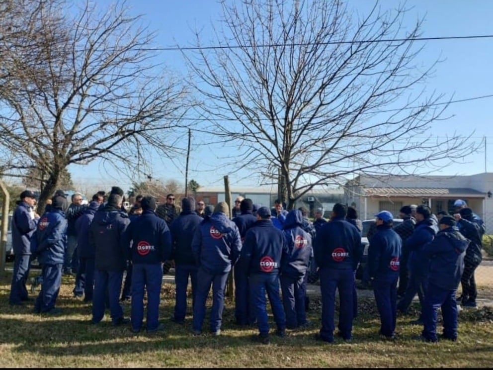 Empleados de FADEMI, ante las puertas de la planta cuando estalló el conflicto