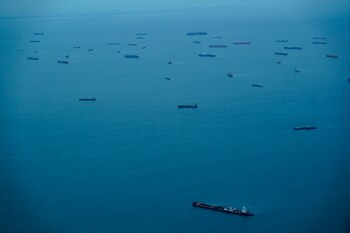 Cargueros esperando en la