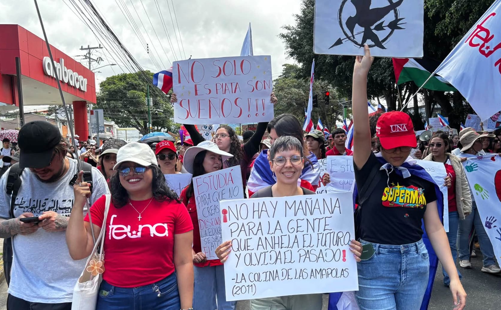 Los manifestantes rechazan una reducción de ₡8.048 millones al financiamiento universitario, aprobada en una comisión legislativa. Crédito: UNA Comunica
