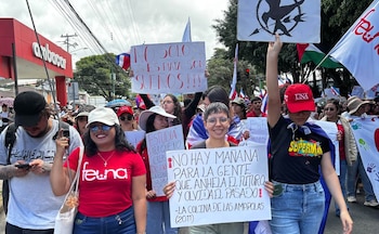 Los manifestantes rechazan una reducción de ₡8.048 millones al financiamiento universitario, aprobada en una comisión legislativa. Crédito: UNA Comunica