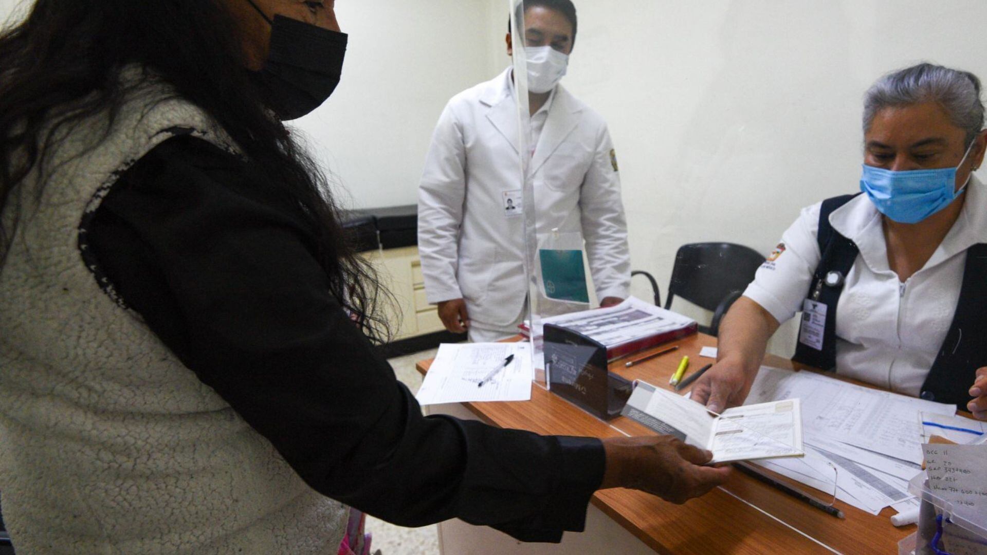 Contar con una cartilla vigente es fundamental para el seguimiento de tratamientos y la aplicación de vacunas. (FOTO: CRISANTA ESPINOSA AGUILAR /CUARTOSCURO.COM)