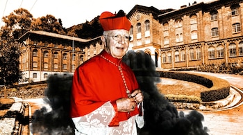 Sacerdote católico de túnica roja y birrete rojo sonriendo, con un edificio risográfico en tonos sepia y blanco y humo negro detrás de él.