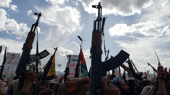 Hutíes atacan otros dos buques