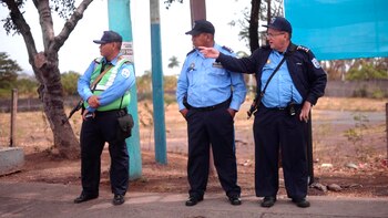 Al comisionado mayor Juan Valle Valle (el primero a la derecha) generalmente se le ve con armas de guerra, dirigiendo operaciones de represión contra ciudadanos que protestan. (Cortesía La Prensa)