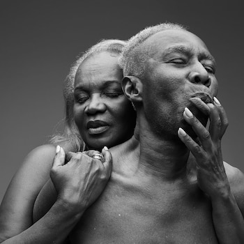 Un hombre muerde el dedo