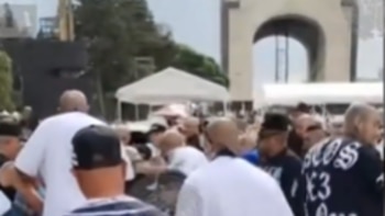 Una pelea campal entre integrantes de la pandilla Cacos 13 y un grupo de cholos dejó tres personas heridas el fin de semana en las inmediaciones del Monumento a la Revolución. Crédito: Especial