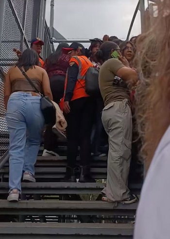 La oficial pedía que no hubiera en el puente peatonal, lo que originó la molestia de una señora.