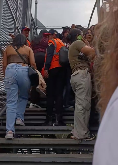 La oficial pedía que no hubiera en el puente peatonal, lo que originó la molestia de una señora.