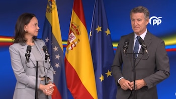 Feijóo pide la vuelta de María Corina Machado a Venezuela y se acuerda del Gobierno de Sánchez: “No con la dictadura escondida en el aeropuerto de Barajas”