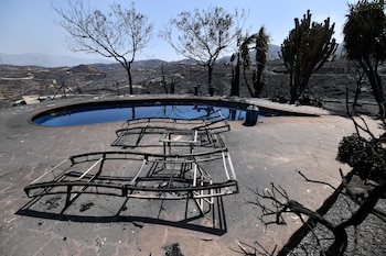 Varias tumbonas calcinadas en el patio de una vivienda por el incendio forestal de Los Gallardos, Almería. (Javi Carrión/Europa Press)