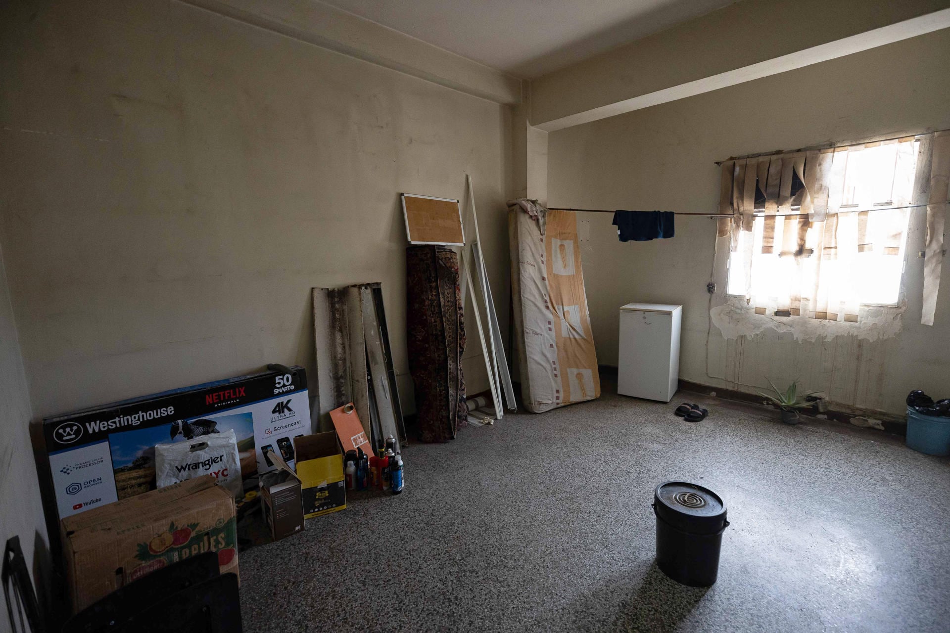 Fotografía que muestra una habitación de la casa del preso político uruguayo-venezolano, José Breijo, de 73 años, tras recuperarla, en Caracas (Venezuela) (EFE/ Ronald Peña R.)