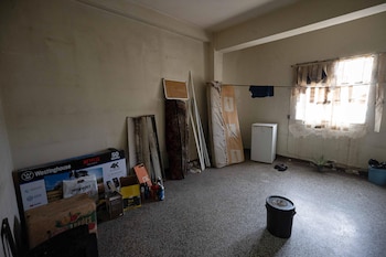 Fotografía que muestra una habitación de la casa del preso político uruguayo-venezolano, José Breijo, de 73 años, tras recuperarla, en Caracas (Venezuela) (EFE/ Ronald Peña R.)