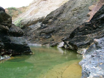 En Sutamarchán se encuentran el Pozo Azul en la vereda de Carrizal, El Juraco del Diablo una cueva con olor a azufre se encuentra en la cordillera oriental frente a la cordillera de la Joya, el salto de Ermitaño cascada que se forma de la quebrada de Rivera, La Buchona ubicada en la vereda de Pedregal alto - crédito Wikipedia