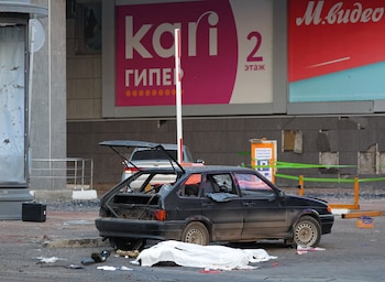 Cuerpos cubiertos yacen en el suelo tras un ataque militar ucraniano en Belgorod, Rusia. el 30 de diciembre de 2023. (REUTERS/Stringer)