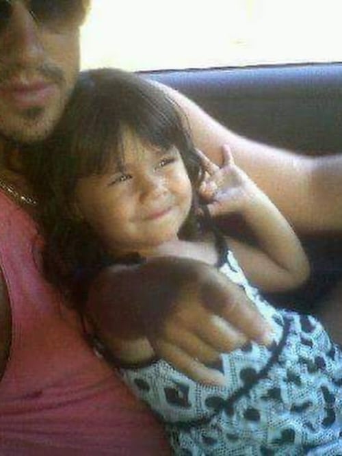 Las celebraciones y aniversarios familiares ahora son escenarios donde Uma y su padre manifiestan afecto y cercanía recuperada frente a sus seres queridos