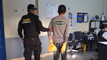 Detienen a hombre acusado de matar a tiros a su expareja en plena calle en Guatemala
