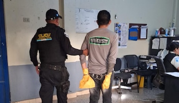 Un ataque armado en el barrio Las Lomitas, en Jutiapa, dejó asesinada a una mujer dentro de una camioneta estacionada en la vía pública. (Foto cortesía PNC)