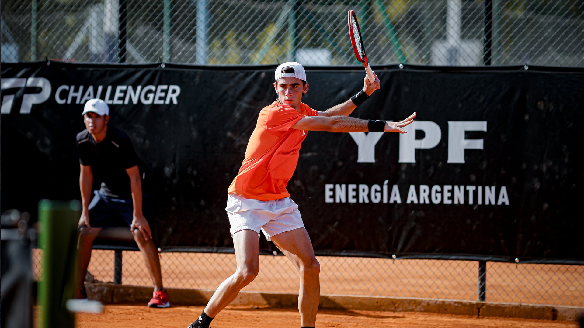 Juan Manuel La Serna celebra tras dar el golpe ante el primer cabeza de serie y meterse en los cuartos de final del AAT Challenger Tigre I (Crédito: Prensa AAT)