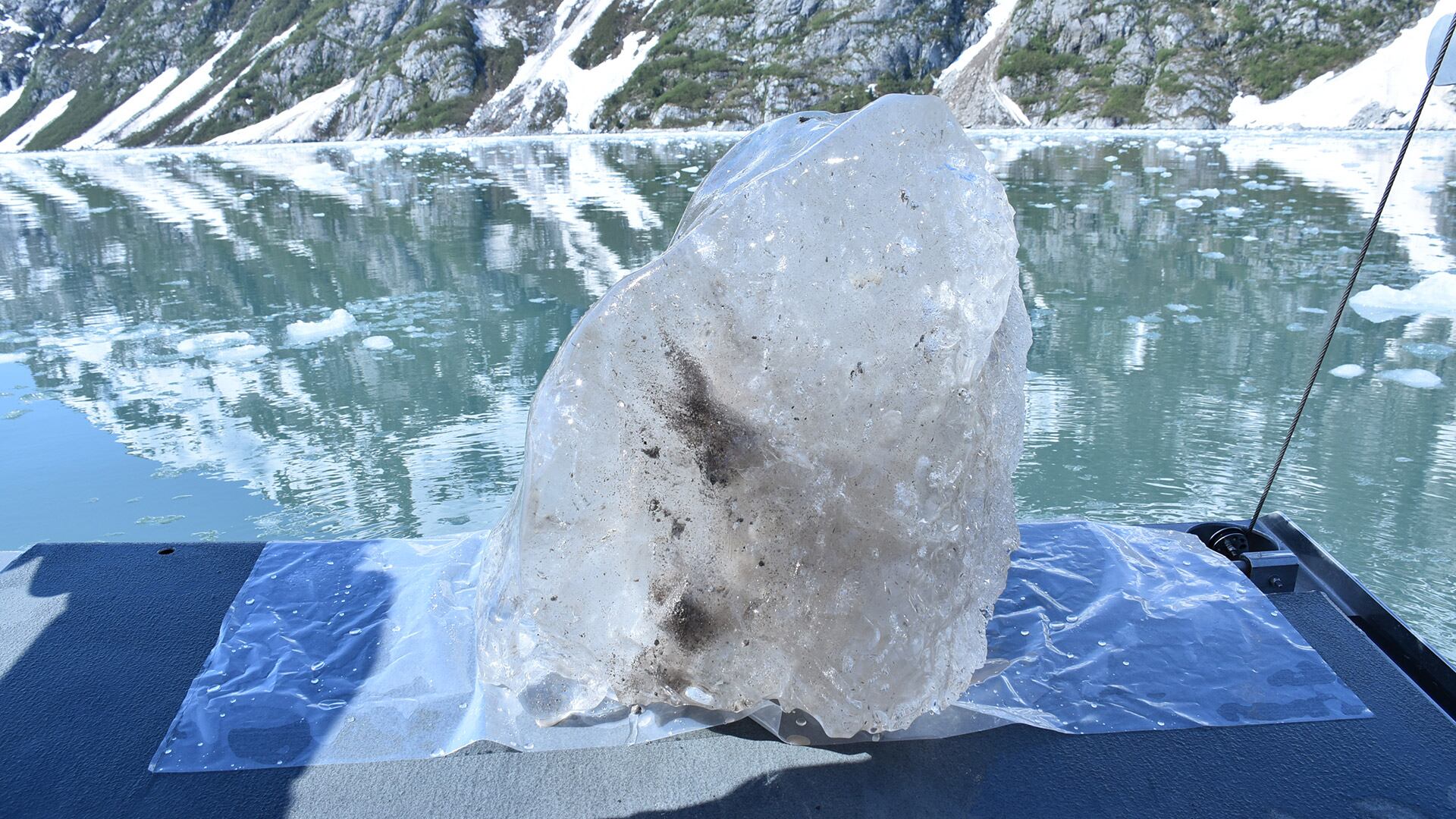 Hielo recogido del fiordo del glaciar Northwestern con sedimentos congelados en su interior/Kiefer Forsch