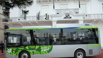 Cinco buses eléctricos comienzan a circular por el Casco Antiguo de Panamá tras años de retrasos