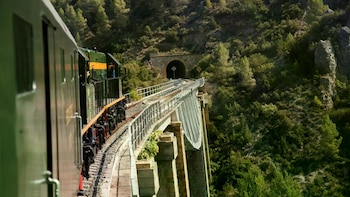 El tren histórico de Cataluña que recorre 89 kilómetros entre Lleida y los Pirineos y atraviesa 40 túneles y 75 puentes