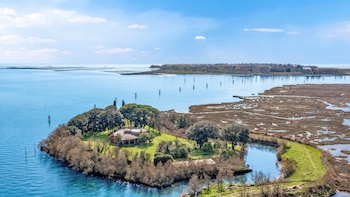 La isla napoleónica en la laguna de Venecia que se vende sin precio público y con acceso solo por agua